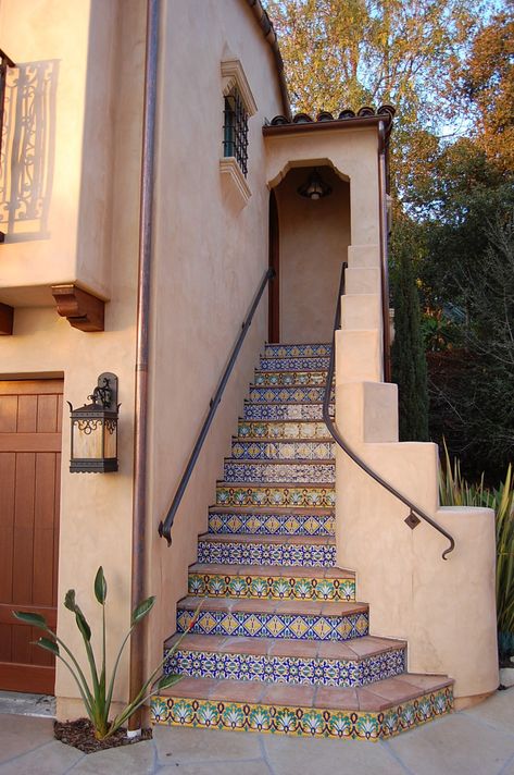 Spanish Staircase, Spanish Style Courtyard, Mediterranean Staircase, Tiled Staircase, Mediterranean Exterior, Hacienda Style Homes, Exterior Stairs, Tile Stairs, Mexico House