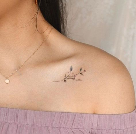 Small Collarbone Tattoo, Shoulder Tattoos For Females, Collar Bone Tattoos, Collar Tattoo, Collarbone Tattoo, Tato Minimal, Bone Tattoo, Small Shoulder Tattoos, Bone Tattoos