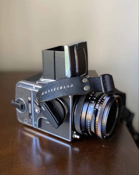 Hasselblad Photography, Analog Life, Hasselblad 500cm, Large Format Photography, Vintage Film Camera, Medium Format Camera, Old Cameras, Photographer Camera, Leica Camera