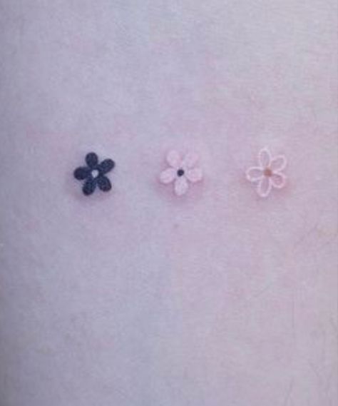 Daisies Tattoo, Daisy Tattoo, Finger Tattoos, Print Tattoos, Tattoos And Piercings, Paw Print Tattoo, Paw Print, Belly Button Rings, Tatting