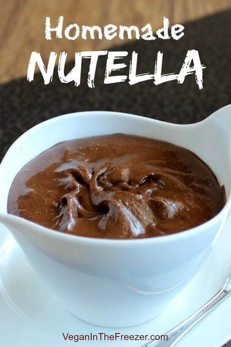 How to make vegan homemade Nutella recipe using hazelnuts and coconut sugar #veganinthefreezer #hazelnut #nutella #homemade #DIY #desserts Homemade Nutella Recipes, Nutella Snacks, Nutella Recipe, Healthy Nutella, Vegan Chocolate Recipes, Nutella Fudge, Vegan Nutella, Nutella Brownies, Homemade Nutella