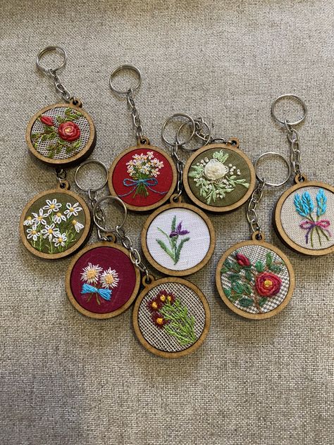 Embroidered Keychains, Embroidery Keychain, Diy Projects To Make And Sell, Miniature Embroidery, Diy Embroidery Designs, Crochet Earrings Pattern, Embroidered Tote Bag, Embroidery Book, Embroidered Tote