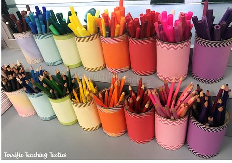 This is a cute way to organize pencils and markers in your classroom! Check out my blog for more pics! Pencil Organization Classroom, Colored Pencil Organization Classroom, Classroom Marker Organization, Marker Holder Classroom, Stationery Organization Ideas, Organizing Markers And Crayons, Diy Marker Storage, Organization For Teachers, Organizing Crayons And Markers For Kids