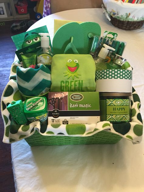 Green basket Green Burr Basket Ideas, Green Birthday Basket Ideas, Green Birthday Gift Baskets, Green Gift Basket Ideas, Green Themed Gift Baskets, Color Themed Gift Baskets, Theme Baskets, Burr Basket, City Party