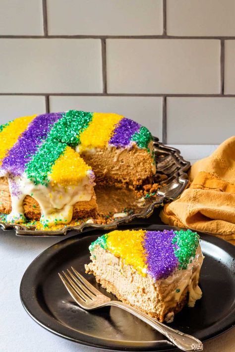 Mardi Gras Cheesecake, Kingcake Cheesecake, King Cake Cheesecake Recipe, King Cake Cheesecake, Cinnamon Roll King Cake, King Cake Recipe Cream Cheese, King Cake Bites, King Cake Recipe Easy, Cinnamon Cheesecake