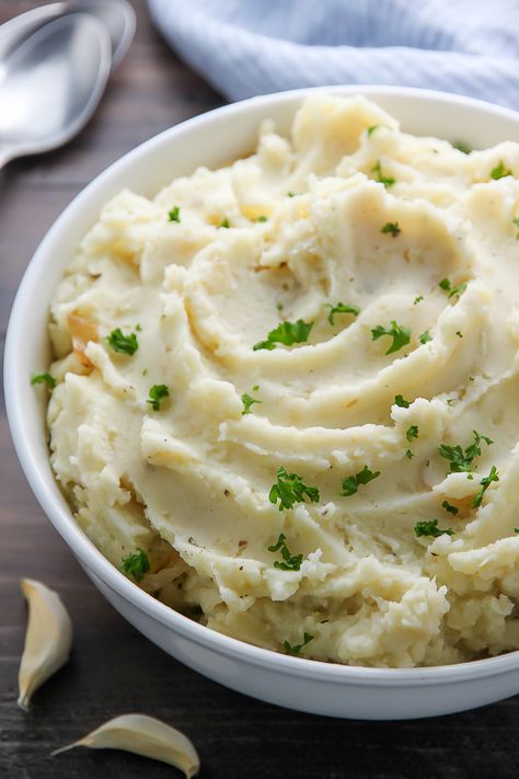 Buttermilk Mashed Potatoes, Creamy Garlic Mashed Potatoes, Creamy Mashed Potatoes Recipe, Cheese Queso, Roasted Garlic Mashed Potatoes, Best Mashed Potatoes, Creamy Mash, Queso Dip, White Cheese