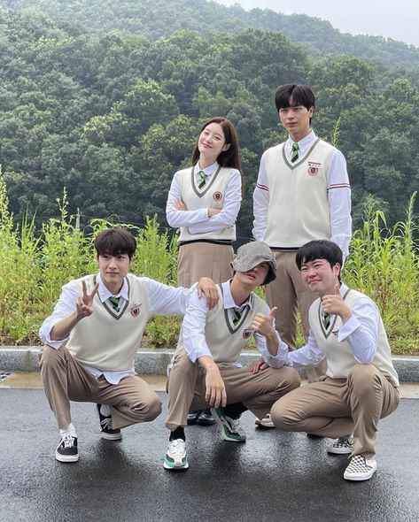 4 Boys 1 Girl Squad, Group Photo Poses, Boy Squad, Aesthetic Couple, Korean Best Friends, School Uniform Fashion, Friendship Photoshoot, Friend Pictures Poses, Ulzzang Couple