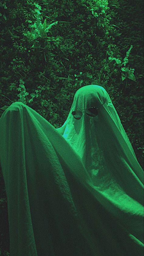 Dark Green Halloween Aesthetic, Green Ghost Aesthetic, Green Ghost Wallpaper, Subtle Horror, Ghost Trend, Ghost Wallpaper, Green Ghost, Face Aesthetic, Aesthetic Green