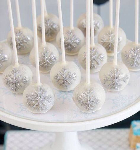 Cake Pops Winter Wonderland, Winter Wonderland Cakepops, Winter Cake Pop Ideas, Winter Onederland Cake Pops, Winter Wonderland Treats Dessert Tables, Winter Onederland Desserts, Winter Cakepops, Winter Wonderland Desserts, Winter Wonderland Treats