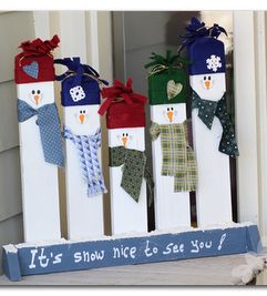 super cute snowmen out of 2x4s (Could I use this idea to make snowmen out of my white vinyl porch? Hmmm...) Diy Schneemann, Kerajinan Diy, Pallet Christmas, Fun Christmas Decorations, Pallet Crafts, Bee Crafts, Snowman Crafts, Diy Pallet Projects, Pallet Ideas