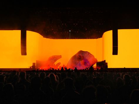 Cracked Mask, Stage Visuals, Es Devlin, Concert Lights, Stage Ideas, Concert Stage Design, Stage Designs, Coachella Music Festival, Coachella Music