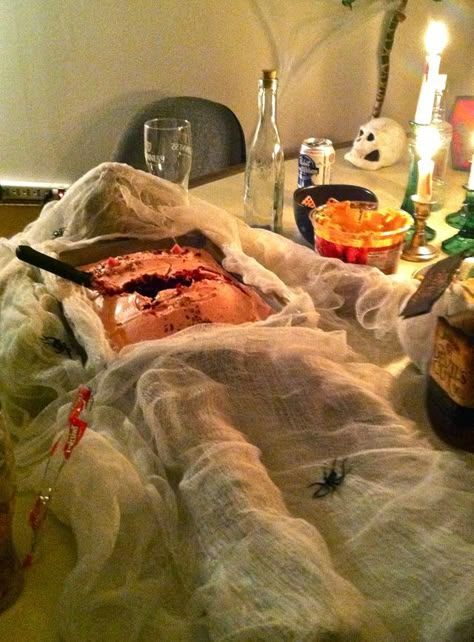 Haunted House Ideas Hospital, Asylum Haunted House Ideas, Mad Scientist Food Ideas, Spooky Laboratory Halloween, Hospital Haunted House Ideas, Hospital Halloween Party, Diy Haunted House Ideas Indoor, Haunted Dinner Party, Haunted Hospital Ideas