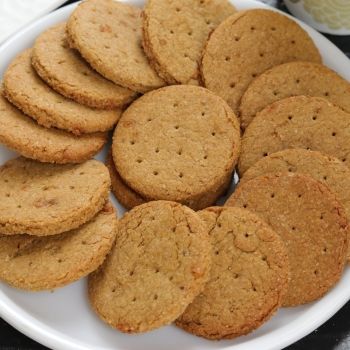 Digestive Biscuits Recipe | Whole Wheat Jaggery Biscuits In A Kadai British Biscuit Recipes, Easy Sausage Gravy, Bourbon Biscuit, Kitchen Knowledge, Southern Buttermilk Biscuits, Wheat Biscuits, The Chunky Chef, Chunky Chef, Wheat Bran