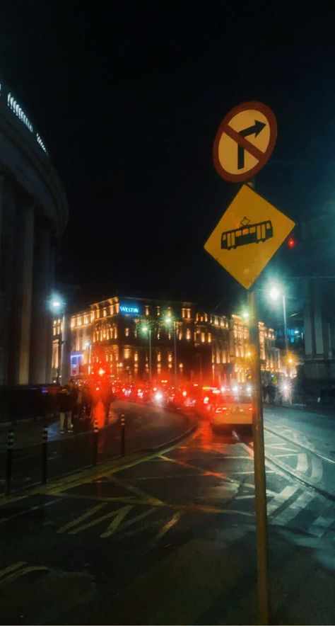 dublin, dublin aesthetic, dublin at night, dublin at night aesthetic, blurry, blurry aesthetic, night, night aesthetic, city, city aesthetic, city at night, city at night aesthetic Dublin At Night, Trinity Dublin, Graveyard Shift, Irish Women, Dublin City, Story Setting, Fantasy Story, Travel List, Urban Fantasy