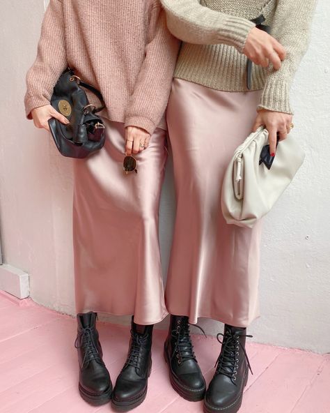 Twinning satin maxi skirts, tonal chunky knitwear and black chunky boots on LONDON fashion bloggers and influencers @belleandbunty Pink Silk Skirt Outfit, Silk Skirt Outfit Winter, Pink Satin Skirt Outfit, Satin Skirt Outfit Winter, Slip Skirt Outfit, Pink Satin Skirt, Blush Pink Skirt, Silk Skirt Outfit, Black Chunky Boots