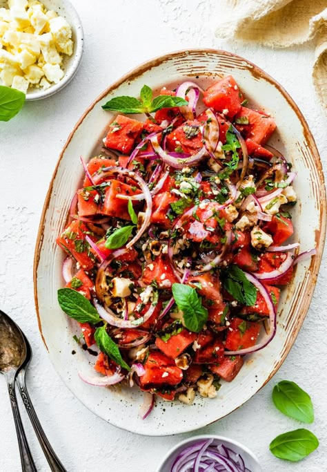 Watermelon Salad with Feta and Basil Refreshing Meals, Summer Lunch Recipes, Watermelon Cubes, Salad For Summer, Bird Food Recipes, Greek Dinners, Watermelon Feta Salad, Fruit Salad Easy, Salad With Feta