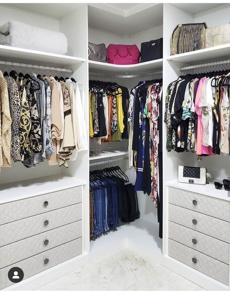 Small Closet Ideas L Shape, Walking In Closet Ideas, Walking In Closet, Bedroom Closet Door Ideas, Organic Wardrobe, Closets Ideas, Small Dressing Rooms, Master Closet Design, Doors Wardrobe