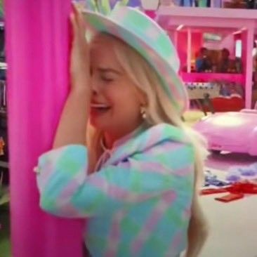 Barbie movie 2023 Margot Robbie crying mood meme - reaction pic - sticker whatsapp Meme Barbie, Playlist Covers Photos, Barbie Funny, Barbies Pics, Movie Memes, Reaction Face, Mood Humor, Funny Reaction Pictures, Barbie Movies