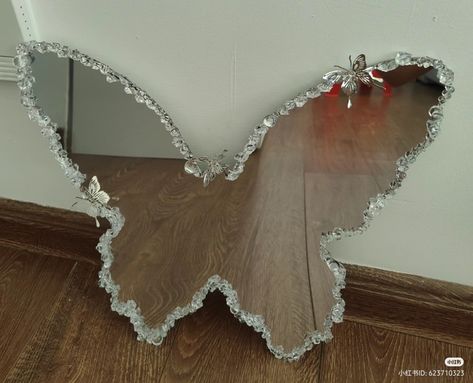 #diy #mirror #butterfly #pretty #needs Mirror Butterfly, Diy Mirror, Mirror