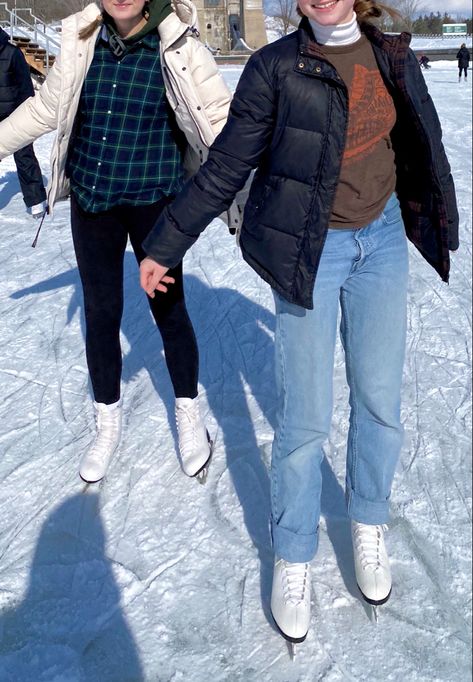 Outfits To Wear Ice Skating Casual, I’ve Skating Outfit Winter, Grunge Ice Skating Outfit, Ice Skating Outfit Casual Dates, Ice Skating Fits Casual, Winter Skater Girl Outfits, What To Wear Skating, Canadian Girl Aesthetic, I’ve Skating Outfit