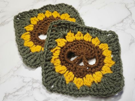 crochet pattern-Granny Square Throw-Granny Square Top Crochet Flower Granny Square Pattern Free, Crochet Granny Square Blanket Ideas, Skull Granny Square, Sunflower Granny Square Pattern, Crochet Pour Halloween, Motifs Granny Square, Crochet Skull, Skull Flower, Confection Au Crochet