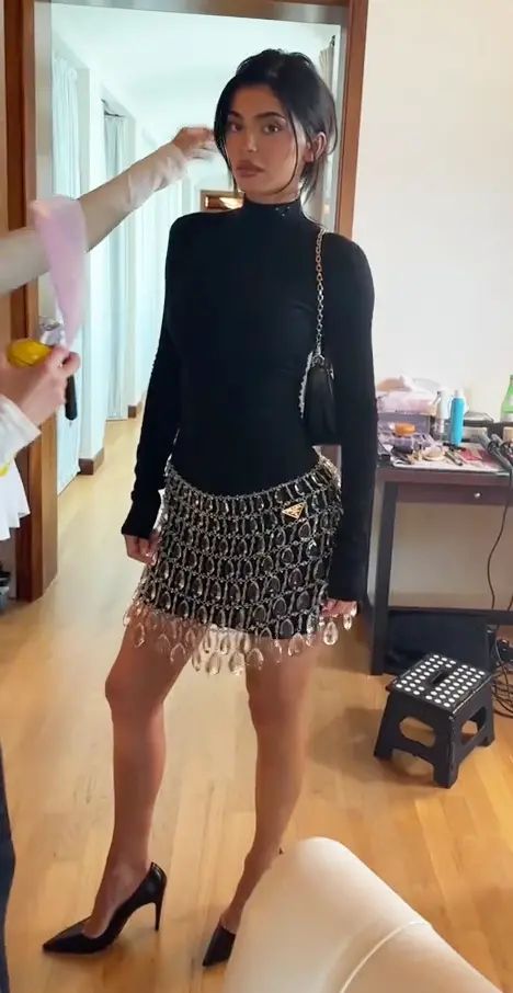 Crystal Skirt, Kylie Jenner Dress, Kylie Jenner Black, Prada Fashion Show, Kylie Jenner Street Style, Kily Jenner, Stile Kendall Jenner, Look Kylie Jenner, Looks Kylie Jenner