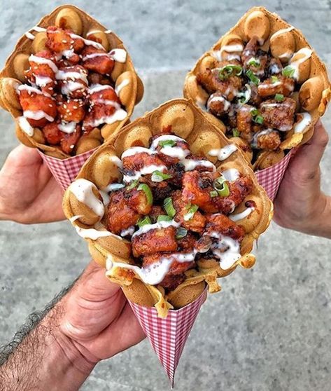 Delicious looking snack of strawberry crepes Savory Bubble Waffles, Savory Bubble Waffle Ideas, Bubble Waffles, Waffle Shop, Strawberry Crepes, Extreme Food, Food Business Ideas, Bubble Waffle, Waffle Sandwich