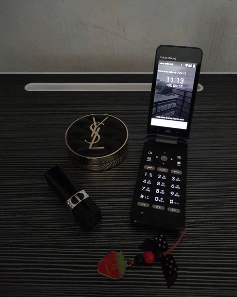 Kyocera Gratina KYF31 in Black 🍓 💄 #ガラケー #ガラホ #flipphone #japaneseflipphone #japanesephones #keitai #garakei #denwa #retro #2000s #y2k #tech #aesthetic #kyocera #gratina #kyf31 #mitsukocore #aesthetic Black Flip Phone Aesthetic, Black Flip Phone, Y2k Tech, Flip Phone Aesthetic, Old Cell Phones, Retro 2000s, Tech Aesthetic, Flip Phone, What In My Bag