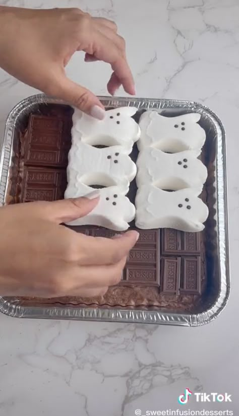 Ghost Brownies Marshmallow, Ghost Desserts, Ghost Brownies, Halloween Peeps, Ghost Treats, Fun Halloween Desserts, Halloween Treats To Make, Halloween Deserts, Halloween Brownies