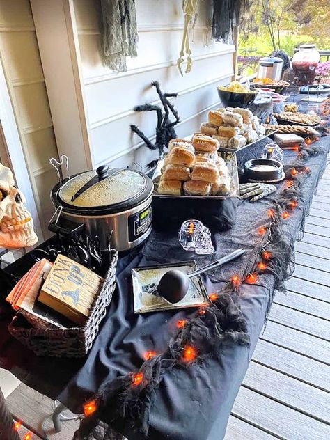 Halloween Table Food Ideas, Halloween Party Catering Ideas, Halloween Theme Food Party, Large Halloween Party Food, Halloween Treats Table Party Ideas, Halloween Party Food Pizza, Table Decorations Halloween Party, Halloween Candy Table Ideas Outside, Halloween Soup Bar