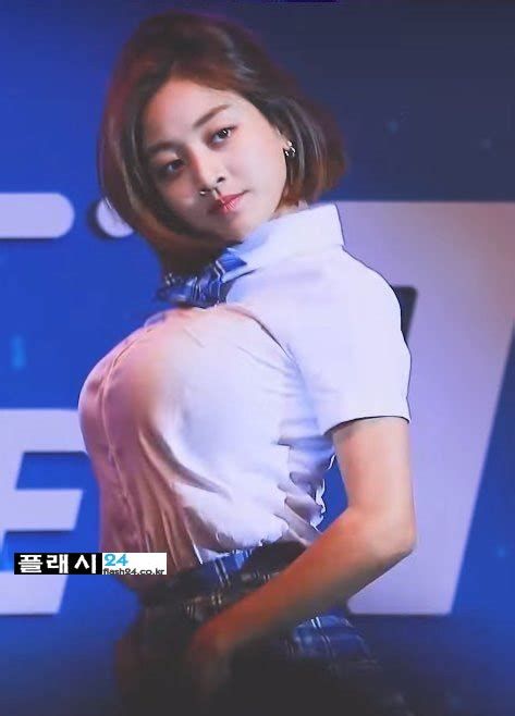 Tzuyu Hot Pics, Momo Hot, Korean Pop Stars, Hot Kpop, Busty Fashion, Korean Actresses, Korean Celebrities, Beautiful Hijab, Korean Girl