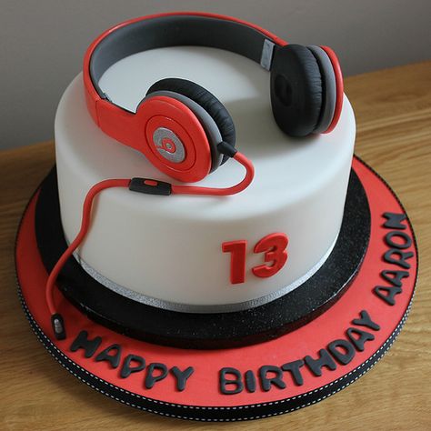 Beats headphones | Flickr - Photo Sharing! Dj Cake, Music Cakes, 14th Birthday Cakes, Music Cake, 13 Birthday Cake, 21st Birthday Cakes, Cake Name, 18th Birthday Cake, Birthday Cakes For Men