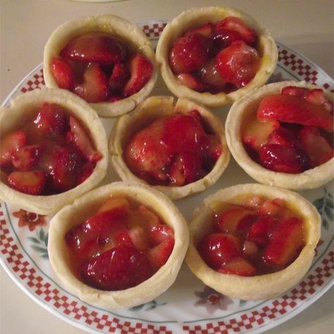 Strawberry Tarts Strawberry Tartlets, Rhubarb Crunch, Strawberry Tarts Recipe, Strawberry Tarts, Crunch Recipe, Tarts Recipe, Apple Glaze, Sliced Strawberries, Strawberry Tart