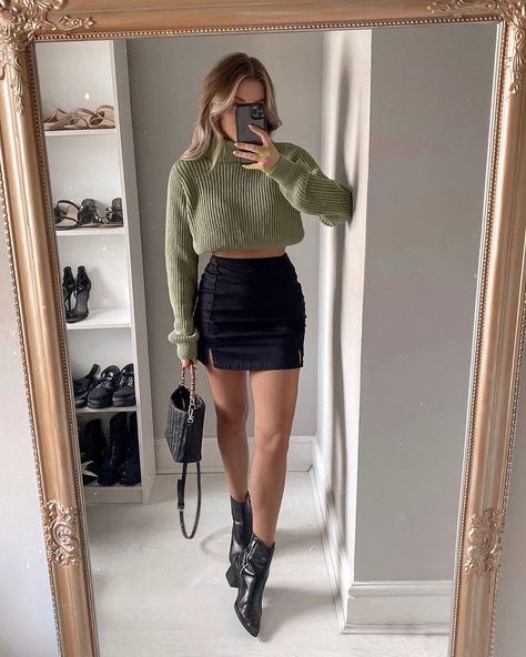 Skirt And Ankle Boots Outfit, Short Boots Outfit, Outfits With Mini Skirts, Black Mini Skirt Outfit, Rok Mini, Boots Outfit Ankle, Booties Outfit, Winter Skirt Outfit, Skirts With Boots