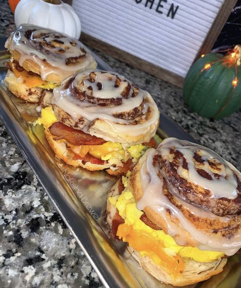 Cinnamon Roll Breakfast, Cooking Recipes For Dinner, Soul Food Dinner, Food Babe, Food Therapy, Breakfast Sandwiches, Yummy Comfort Food, Delicious Snacks, Sweet Snacks Recipes