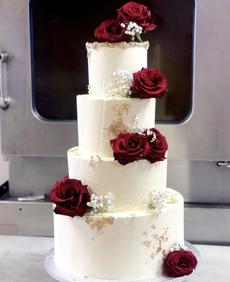 Red Rose Wedding Cake, Deep Red Wedding, Dark Red Wedding, White And Gold Wedding Cake, Burgundy Wedding Cake, Red And White Weddings, Red Wedding Theme, Large Floral Arrangements, Wedding Cake Roses