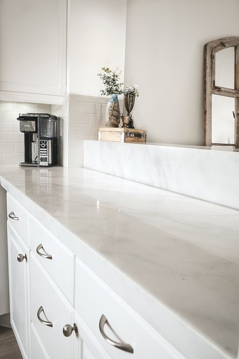 Marble Kitchen Floor, Small Bathroom Countertop, Traditional Kitchen Decor, White Kitchen Accessories, Marble Floor Kitchen, White Kitchen Traditional, Marble Countertops Kitchen, Small Kitchen Cabinets, Marble Kitchen