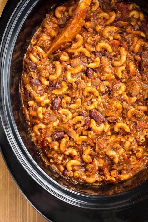 Slow Cooker Chili Mac Crockpot Chili Mac, Chili Mac Crockpot, Slow Cooker Chili Mac, Ground Beef Crockpot Recipes, Simply Happy Foodie, Chili Mac Recipe, Slow Cooker Pasta Recipes, Chili Mac And Cheese, Slow Cooker Pasta