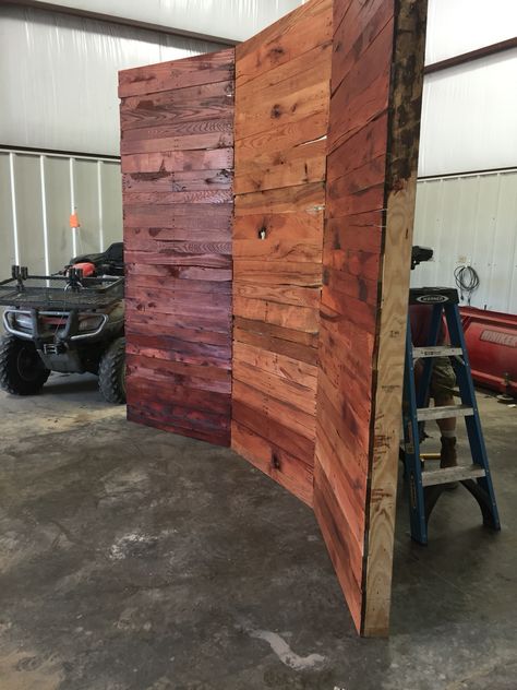 Pallet wedding back drop More Wedding Wood Backdrop, Pallet Backdrop Wedding, Wood Pallet Backdrop, Wood Backdrop Wedding, Prom Background, Market Setup, Pallet Backdrop, Diy Pallet Wall, Wooden Backdrops