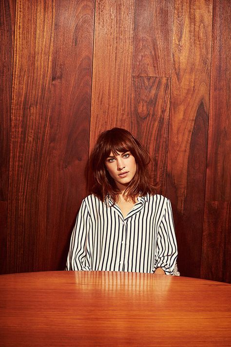 One of the few photo's of Ms Chung that I really like. Great blouse. Alexa Chung Street Style, Alexa Chung Hair, Model Icon, Alexa Chung Style, Cooler Style, Fashion Moments, Blouse Style, Zara Blouse, Street Look