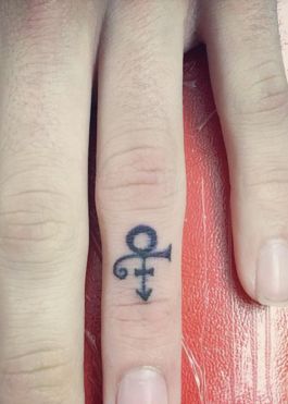 You'll love these Prince-inspired tiny tattoos even if you can't recite every lyric to "Purple Rain." Prince Symbol Tattoo, Tattoo On Finger, Rain Tattoo, Prince Symbol, Love Symbol Tattoos, Prince Tattoos, Tribute Tattoos, Prince Tribute, Symbol Tattoo