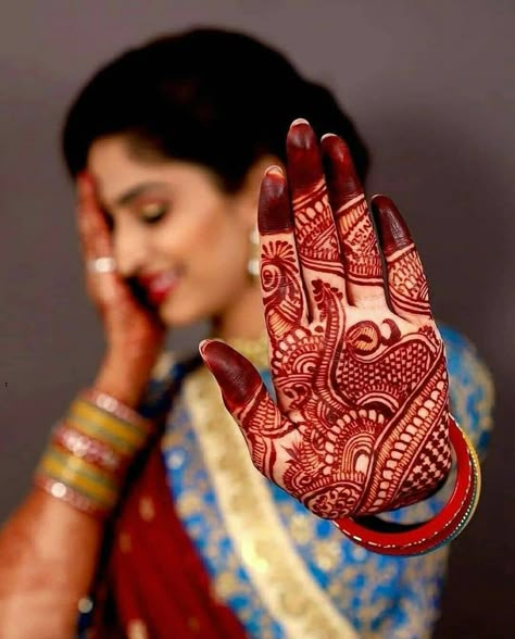 Traditional mehndi Mehendi Photography Bridal, Mehndi Designs For Diwali, Mehendi Photoshoot, Bridal Mehendi Designs Wedding, Mehendi Ideas, Mehendi Photography, शादी की तस्वीरें, Traditional Mehndi, Wedding Mehendi