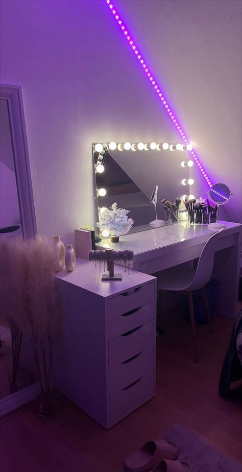 Tiktok Room Aesthetic, Make Up Desk, Tiktok Bedroom, Tiktok Room, Hypebeast Room, Dream Bedroom Inspiration, Trend Tiktok, Luxury Room Bedroom, Cute Diy Room Decor