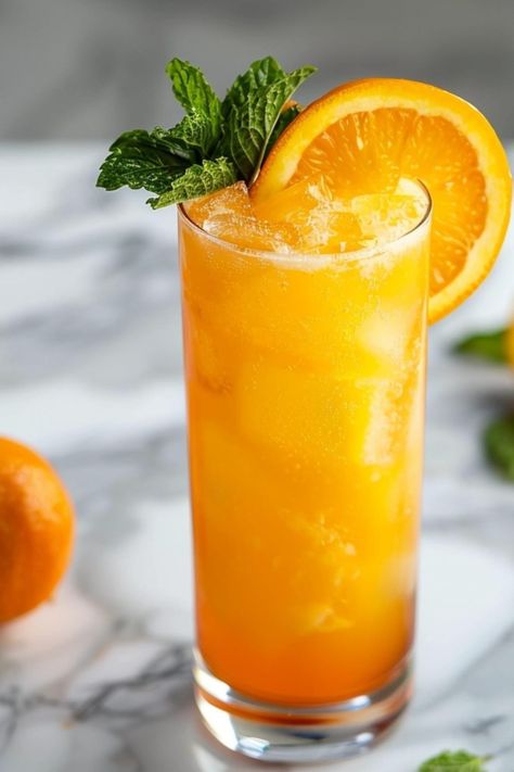 This orange crush cocktail is so light and refreshing! The blend of orange vodka, triple sec, orange juice, and lemon-lime soda is just too good! Orange Themed Cocktails, Orange Vodka Cocktails, Orange Crush Drink, Orange Crush Cocktail, Orange Juice Cocktails, Vodka Orange, Orange Juice And Vodka, Orange Punch, Orange Cocktail