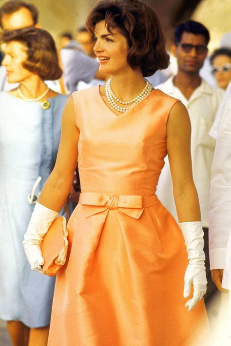 Jackie Kennedy best style moments | Tatler Jacqueline Onassis, Jackie O Style, Jackie Onassis, Jackie O, Natalie Portman, 1960s Fashion, Moda Vintage, White Gloves, 60s Fashion