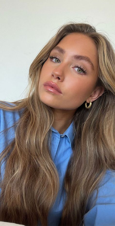 Autumn Hair Trend 2023, Honey Blonde Hair Hazel Eyes, Gold Dark Blonde Hair, Best Hair Color Green Eyes, Green Eyes Fair Skin Hair Color, Makeup For Dark Blonde Hair, Bronze Brunette Balayage, Light Brown Solid Color Hair, Bronzed Blonde Hair