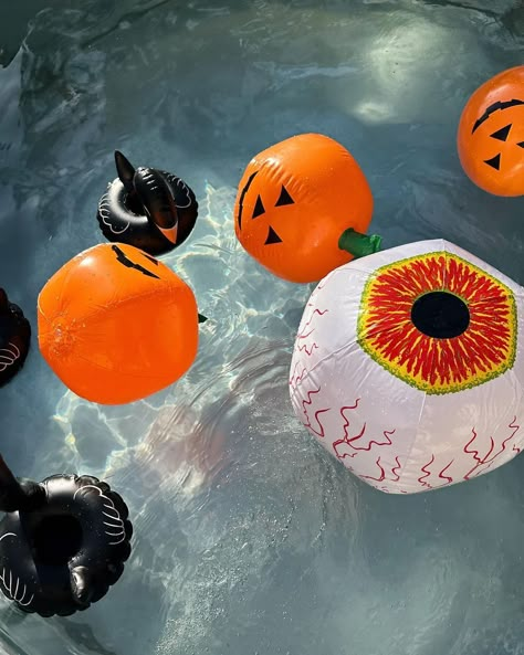 Summerween Ideas Aesthetic, Halloween In The Summer, Summerween Aesthetic Wallpaper, Summerween Pool Party, Summerween Birthday Party, Summerween Movies, Summer Horror Aesthetic, Summerween Decorations, Halloween Summer Party