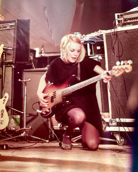 📷 Michael Parent Female Bassist, Tina Weymouth, Teen Music, Tom Tom Club, Stop Making Sense, Jaco Pastorius, Posters Music, David Byrne, Bass Players