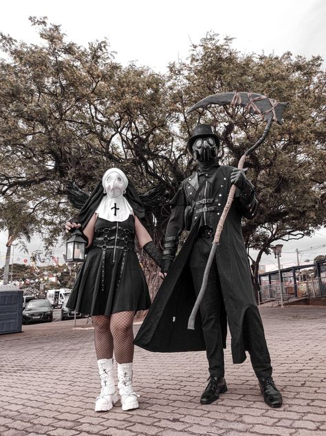 Peste negra Plague Halloween Costume, Plauge Doctor Halloween Costumes, Plage Doctor Cosplay, Plague Doctor And Nurse Costume, Women Plague Doctor Costume, Hot Plauge Doctor, Halloween Costumes Plague Doctor, Plague Doctor Costume Ideas, Ren Faire Plague Doctor