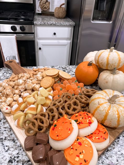 Fall Dessert Platter Ideas, Friendsgiving Food Board Ideas, Fall Family Gathering Food, October Birthday Party Food Ideas, Fall Birthday Charcuterie Board, Fall Donut Bar, Fall Themed Snack Boards, October Birthday Party Food, Cute Fall Party Foods